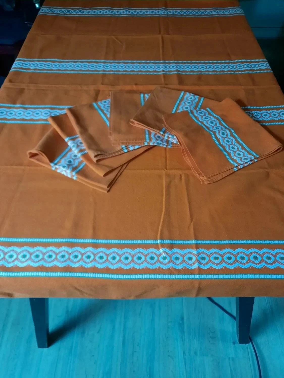 🥀Nappe carrée vintage en coton brodé et ses 6 serviettes de table.